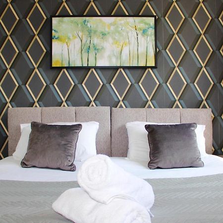 Homely And Budget Friendly 3 Bed House Sleeps 6 Free Parking! มิลตันคีนส์ ภายนอก รูปภาพ