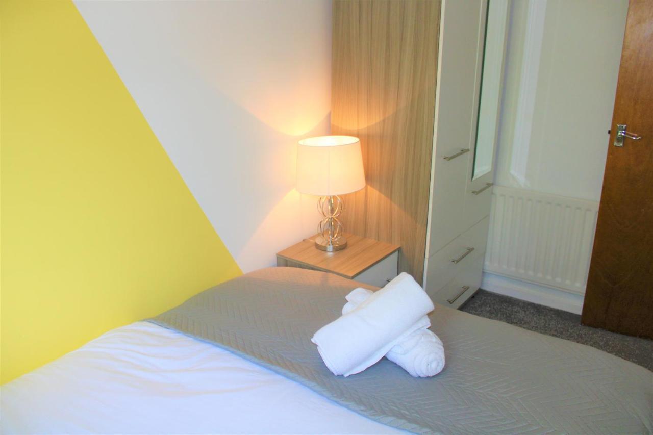 Homely And Budget Friendly 3 Bed House Sleeps 6 Free Parking! มิลตันคีนส์ ภายนอก รูปภาพ