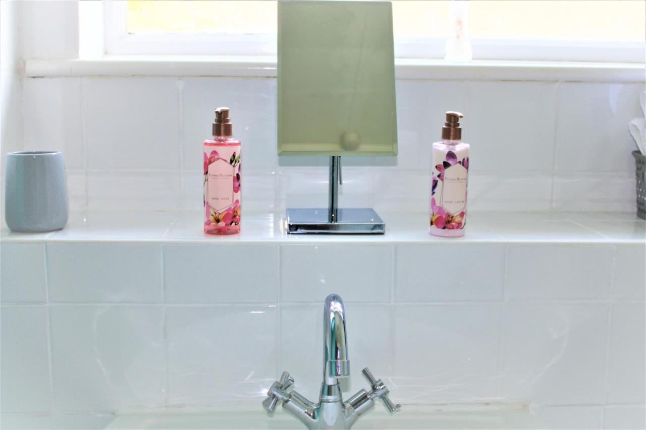 Homely And Budget Friendly 3 Bed House Sleeps 6 Free Parking! มิลตันคีนส์ ภายนอก รูปภาพ
