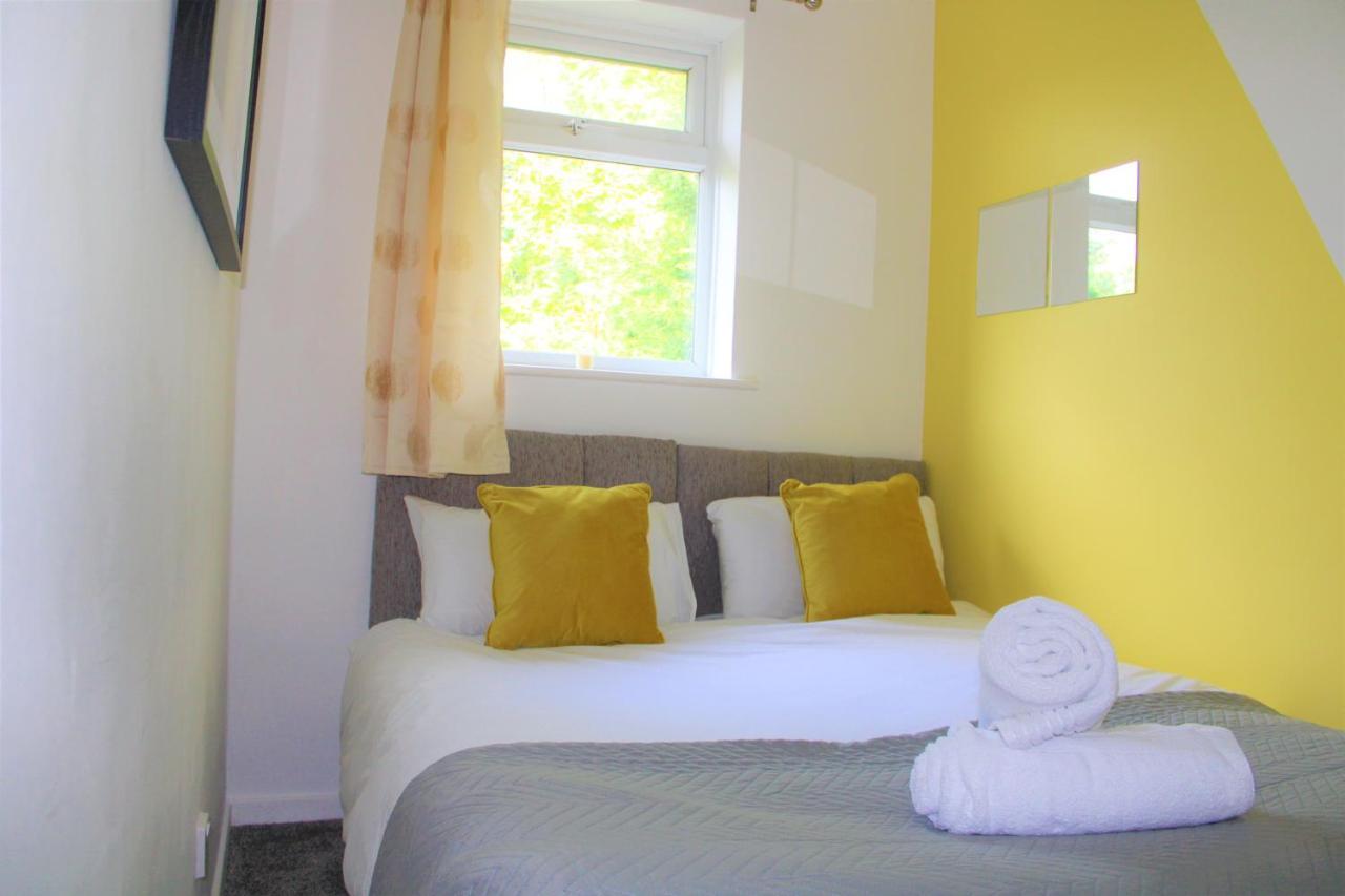 Homely And Budget Friendly 3 Bed House Sleeps 6 Free Parking! มิลตันคีนส์ ภายนอก รูปภาพ