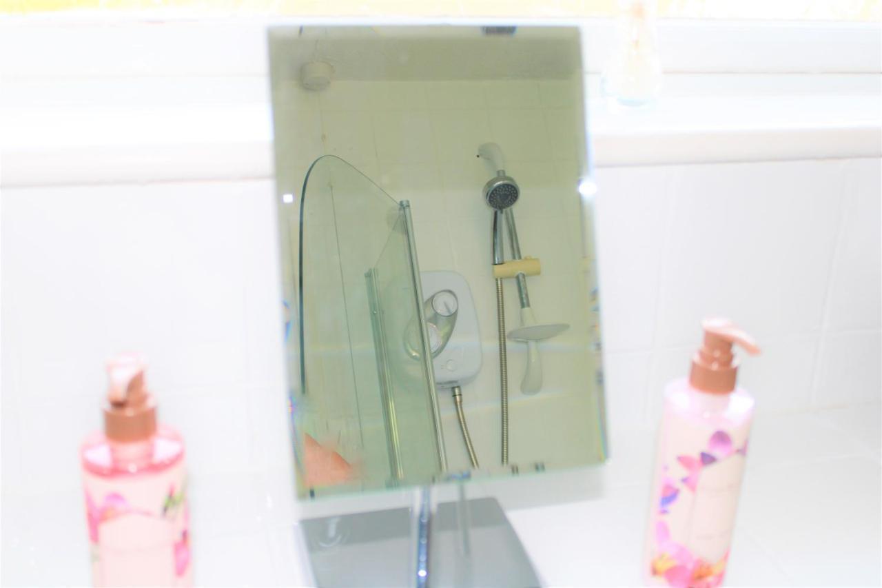 Homely And Budget Friendly 3 Bed House Sleeps 6 Free Parking! มิลตันคีนส์ ภายนอก รูปภาพ