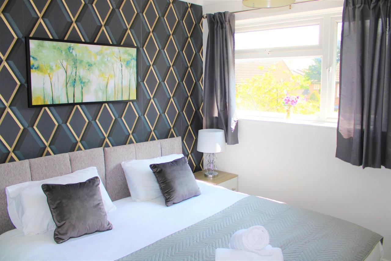 Homely And Budget Friendly 3 Bed House Sleeps 6 Free Parking! มิลตันคีนส์ ภายนอก รูปภาพ