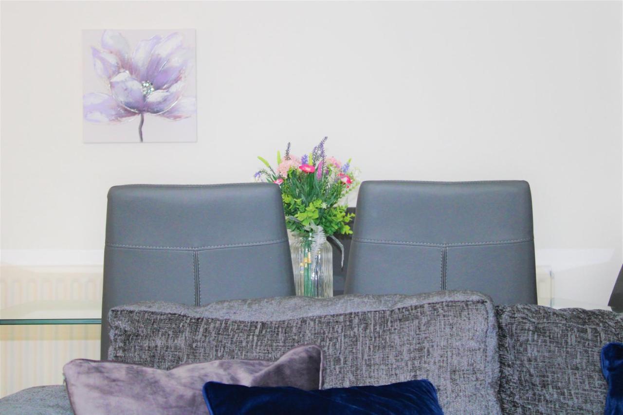 Homely And Budget Friendly 3 Bed House Sleeps 6 Free Parking! มิลตันคีนส์ ภายนอก รูปภาพ