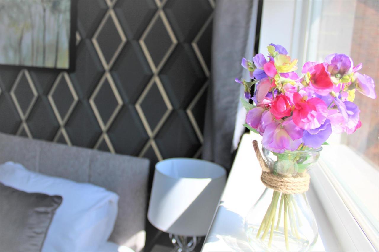 Homely And Budget Friendly 3 Bed House Sleeps 6 Free Parking! มิลตันคีนส์ ภายนอก รูปภาพ