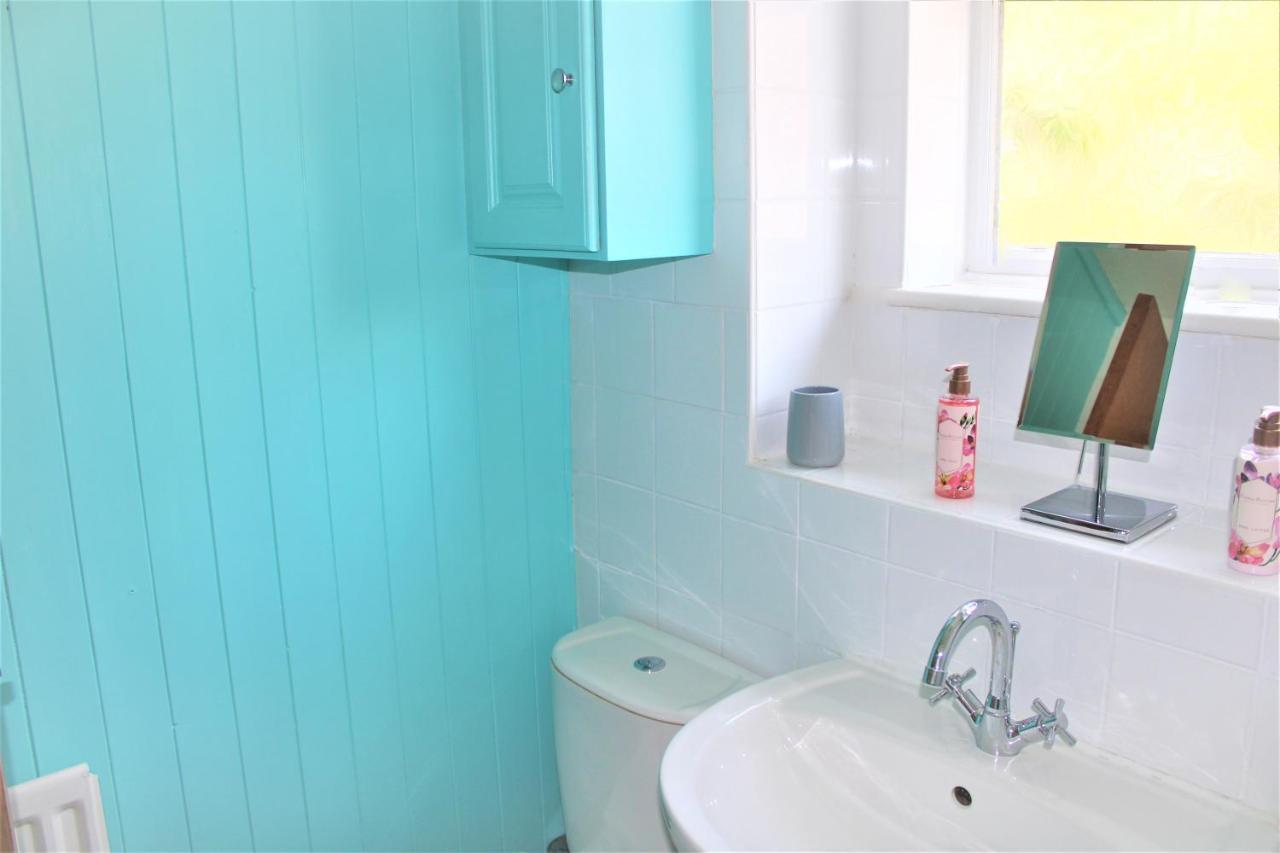 Homely And Budget Friendly 3 Bed House Sleeps 6 Free Parking! มิลตันคีนส์ ภายนอก รูปภาพ