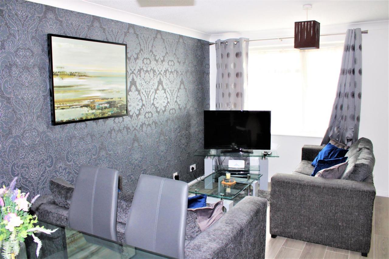 Homely And Budget Friendly 3 Bed House Sleeps 6 Free Parking! มิลตันคีนส์ ภายนอก รูปภาพ